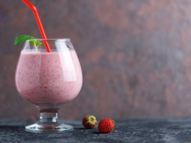 Çilekli smoothie ya da masada bir bardakta milkshake. Sağlıklı ve lezzetli Kahvaltı