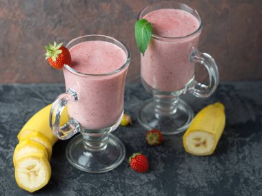 Çilekli smoothie ya da masada bir bardakta milkshake. Sağlıklı ve lezzetli Kahvaltı