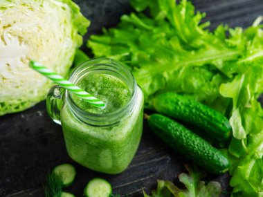 Masada salatalık, lahana ve sağlıklı yeşillikler olsun.