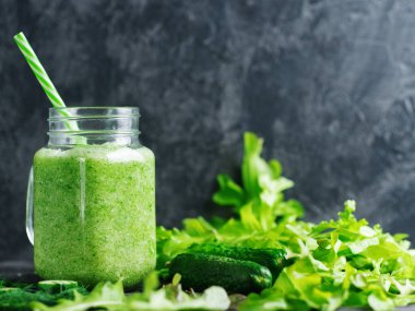 Masada salatalık, lahana ve sağlıklı yeşillikler olsun.