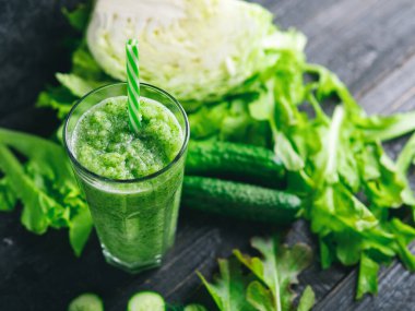 Masada salatalık, lahana ve sağlıklı yeşillikler olsun.