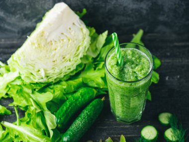 Masada salatalık, lahana ve sağlıklı yeşillikler olsun.