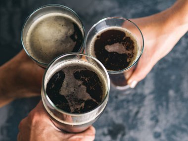 Bir bardak koyu bira. Arkadaşlar barda tost yaparlar. .