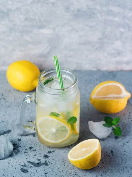 Limonada Refrescante Verão Com Limão Hortelã Mojito Jarro Bebida Gelada — Fotografia de Stock