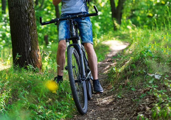 Joven Monta Una Bicicleta Caminos Rurales Cerca — Foto de Stock