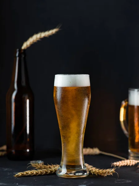 Cerveja Leve Fria Copo Uma Mesa Escura — Fotografia de Stock