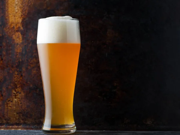 Copo Alto Cerveja Espuma Trigo Fundo Escuro Espaço Cópia — Fotografia de Stock