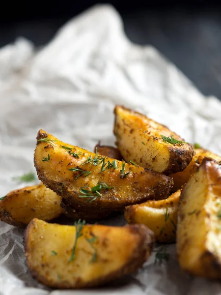 Batatas Crocantes Fritas Uma Mesa Madeira Com Endro — Fotografia de Stock