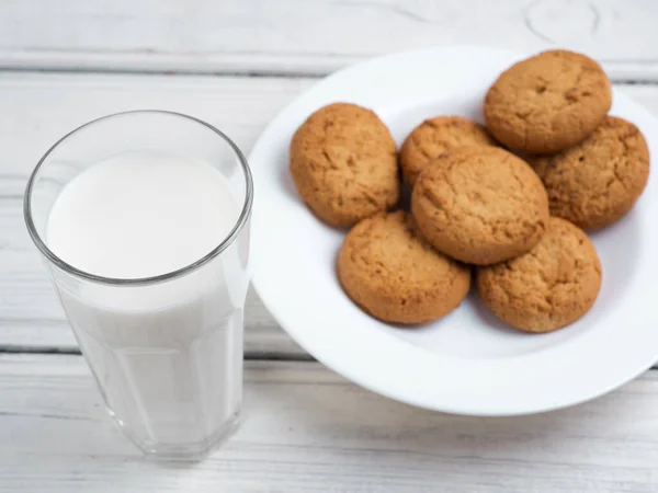 Copo Leite Biscoitos Fundo Branco Madeira — Fotografia de Stock