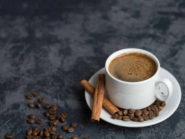 Witte Kop Espresso Koffie Met Kaneel Kopieerruimte Betonnen Tafel — Stockfoto