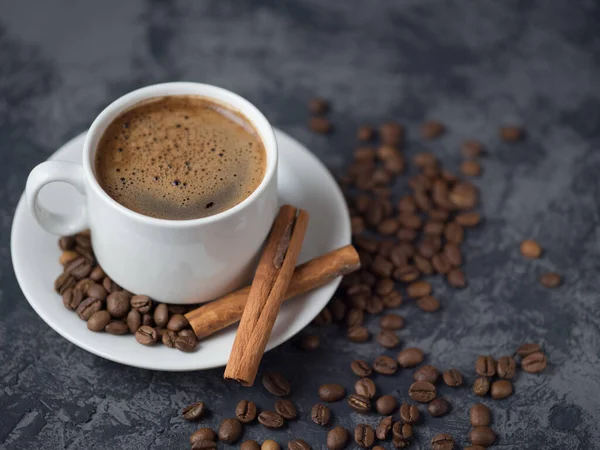 Witte Kop Espresso Koffie Met Kaneel Kopieerruimte Betonnen Tafel — Stockfoto