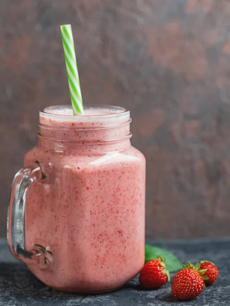 Batido Fresa Con Batido Plátano Fresa Frasco Vidrio Con Copyspace — Foto de Stock