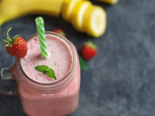 Muzlu çilekli smoothie ya da kristal kavanozda çilekli milkshake.