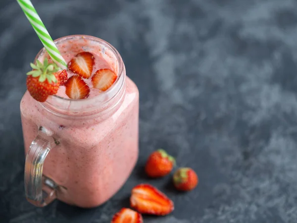 Kavanozlu çilekli smoothie veya masada kahvaltı için milkshake.