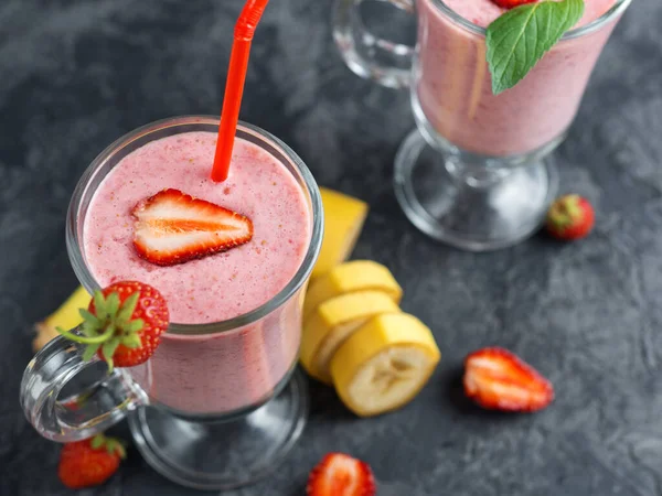 Çilekli smoothie ya da masada bir bardakta milkshake. Sağlıklı ve lezzetli Kahvaltı