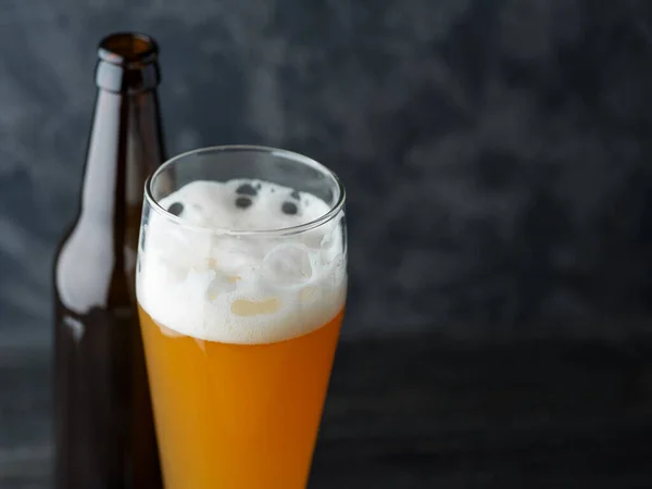 Vaso Cerveza Sin Filtrar Sobre Una Mesa Oscura Una Botella — Foto de Stock