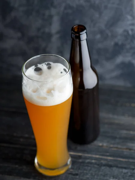 Bicchiere Birra Non Filtrata Tavolo Scuro Una Bottiglia Birra — Foto Stock