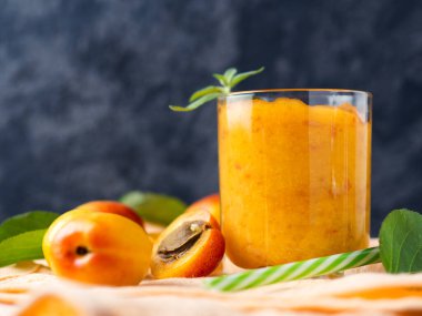 Mevsimlik sağlıklı kayısı püresi