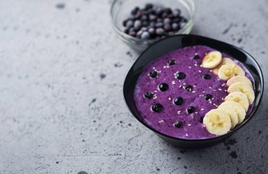 Sağlıklı, lezzetli, muzlu, dondurulmuş böğürtlen kokteyli.