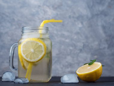 Yaz ayının cam kavanozu limon, nane ve buzlu mojito limonatasını tazeliyor.