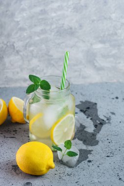 Yaz ayının cam kavanozu limon, nane ve buzlu mojito limonatasını tazeliyor.