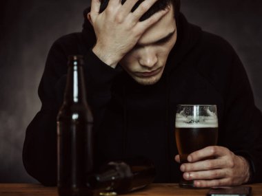 Alkol bağımlılığı. erkek alkolizmi