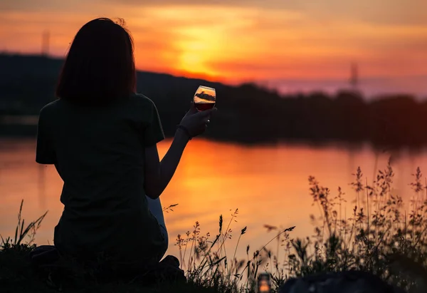 Silhouette Einer Jungen Frau Mit Einem Glas Wein Der Hand — Stockfoto