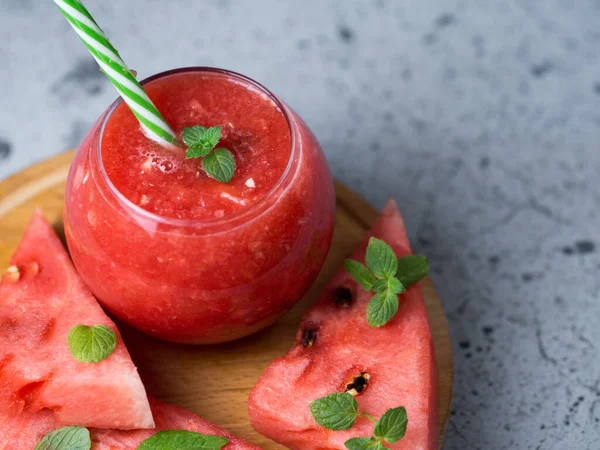 Sazonal Refrescante Smoothie Melancia Copo Mesa — Fotografia de Stock