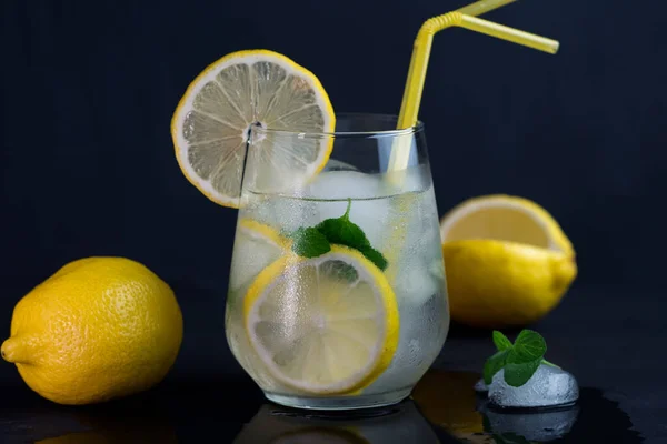 Bicchiere Rinfrescante Limonata Mojito Estiva Con Limone Menta Ghiaccio Tritato — Foto Stock