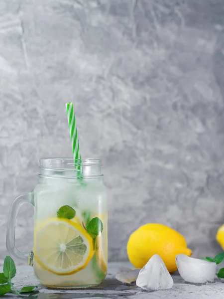 Tarro Cristal Verano Refrescante Limonada Mojito Con Limón Menta Hielo —  Fotos de Stock