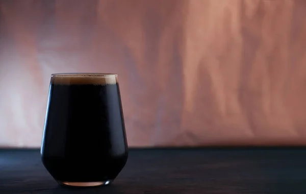 Stout Bier Een Laag Glas Een Donkere Tafel Met Kopieerruimte — Stockfoto