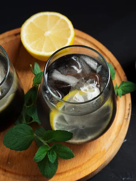 Zwei Gläser Erfrischende Kalte Limonade Mit Holzkohle — Stockfoto