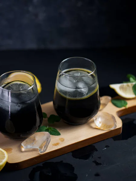 Dois Copos Limonada Fria Limpeza Refrescante Com Carvão — Fotografia de Stock