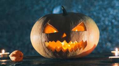 Cadılar Bayramı balkabağı canavarı dumanda