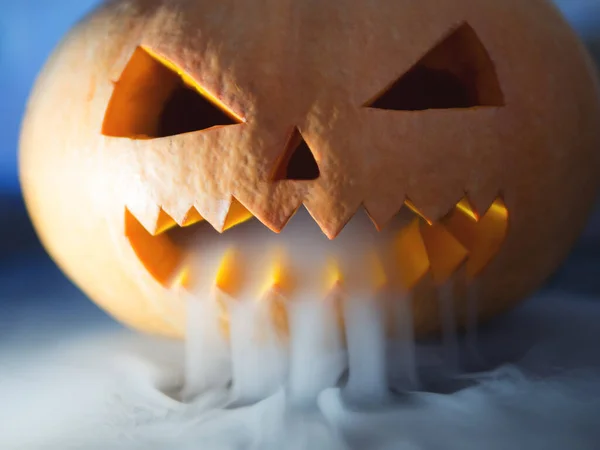 Monstre Citrouille Fou Sur Halloween Regarde Travers Fumée Gros Plan — Photo