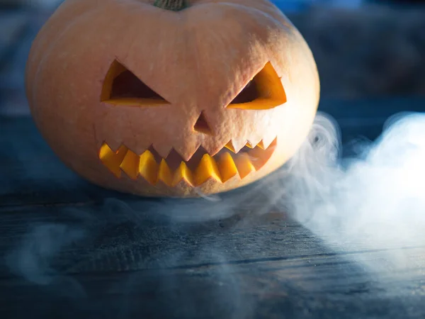 Monstre Citrouille Fou Sur Halloween Regarde Travers Fumée Gros Plan — Photo