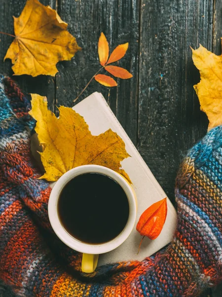 Желтая Кофейная Кружка Книга Темном Деревянном Столе Осенним Шарфом Листьями — стоковое фото