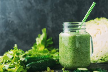 Yeşil diyet smoothie, kilo vermek için lahana, salatalık, masada marul, kopyalama alanı.