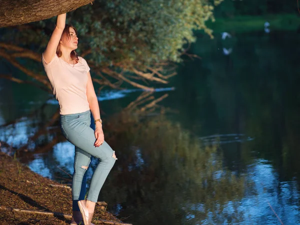 Schönes Mädchen Das Bei Sonnenuntergang Fluss Entlang Geht Genießen Sie — Stockfoto