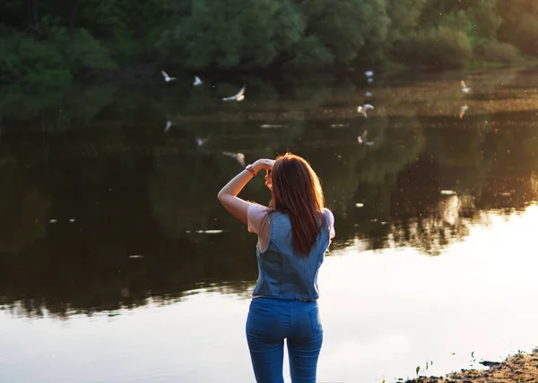 Mädchen Fotografieren Vögel Über Dem Fluss Spaziergang Bei Sonnenuntergang Fluss — Stockfoto