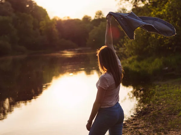 Дівчинка Йшла Заході Сонця Березі Річки — стокове фото