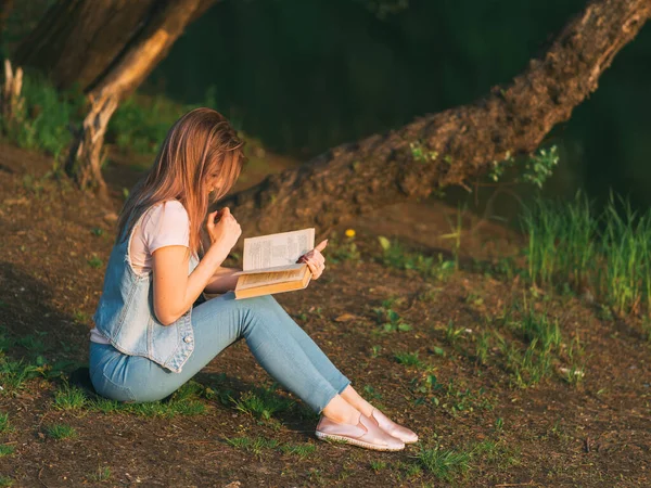 Jeune Belle Femme Lisant Livre Coucher Soleil Bord Rivière Lire — Photo