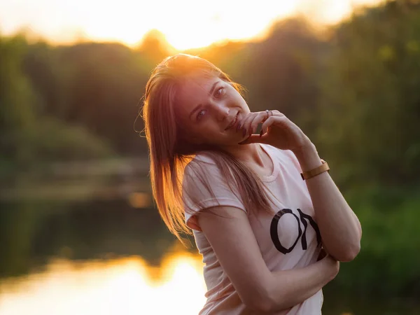 Schöne Junge Frau Genießt Einen Warmen Sommerabend Porträt Bei Sonnenuntergang — Stockfoto