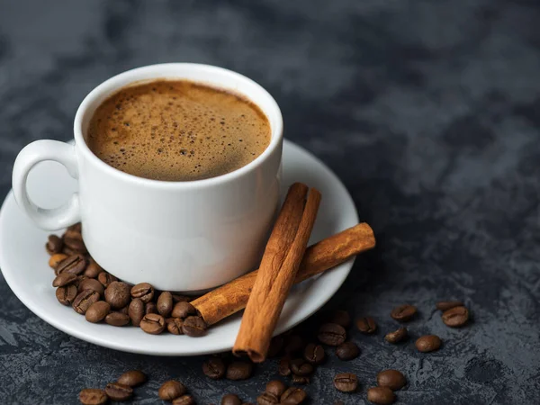 Café Expreso Blanco Taza Con Canela Granos Café Sobre Fondo —  Fotos de Stock