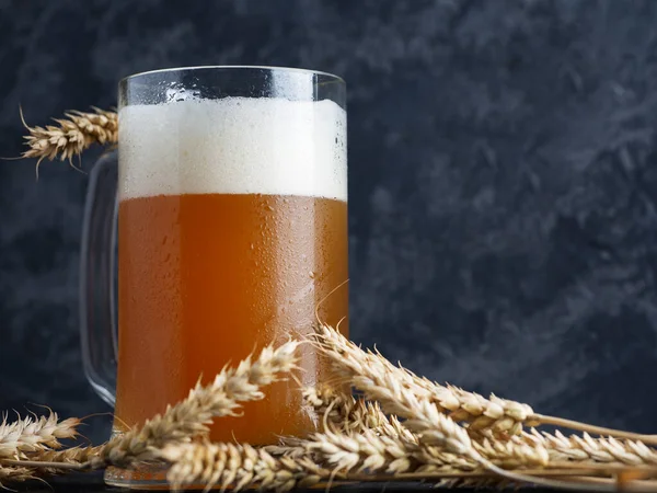 Caneca Vidro Trigo Cerveja Não Filtrada Fundo Uma Parede Concreto — Fotografia de Stock