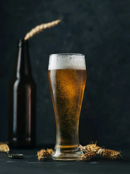 Холодный Стакан Светлого Пива Темном Бетонном Столе — стоковое фото