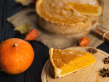 Geleneksel balkabağı turtası. Kutlama bileşimi