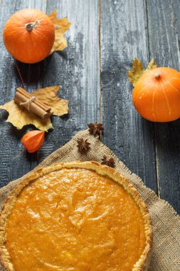 Sonbahar kuru yapraklı, siyah ahşap bir masada balkabağı turtası. Şükran Günü 'nün neşeli şarkısı.