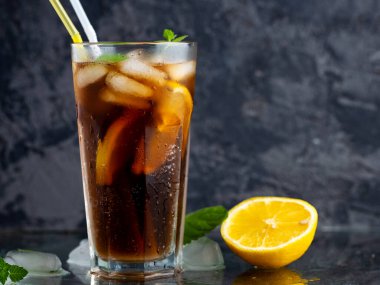 Klasik Long Island buzlu çayı, sert içkilerle kokteyller. Votka, cin, rom, tekila ve buzlu limon suyu.