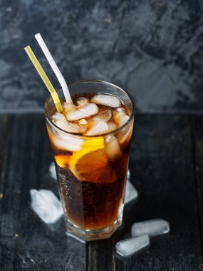 Klasik Long Island buzlu çayı, sert içkilerle kokteyller. Votka, cin, rom, tekila ve buzlu limon suyu.